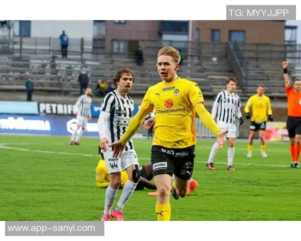 阿拉木图凯拉特门将母亲因年轻外貌走红球迷误以为是姐弟关系