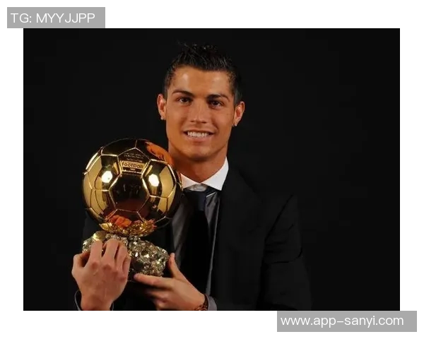 C罗荣获环足奖颁奖典礼上佩戴70万美元限量百达翡丽手表引发热议